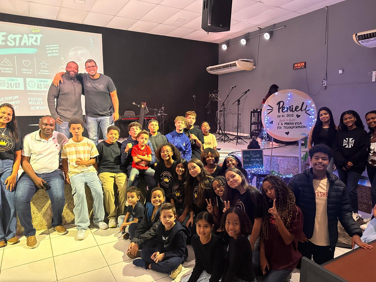 Adolescentes e líderes reunidos na igreja