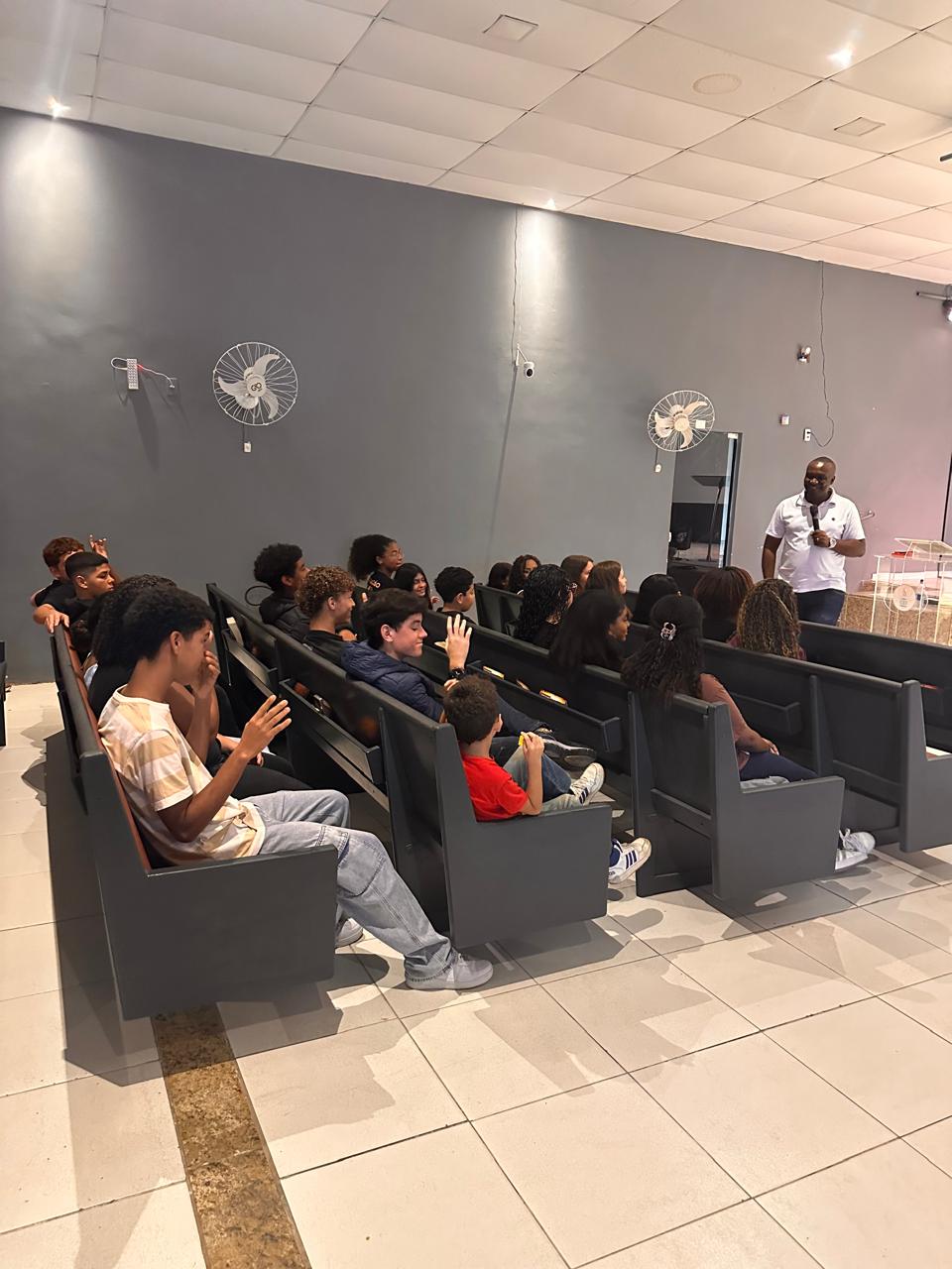 Encontro de adolescentes no templo da CEI Itaipuaçu