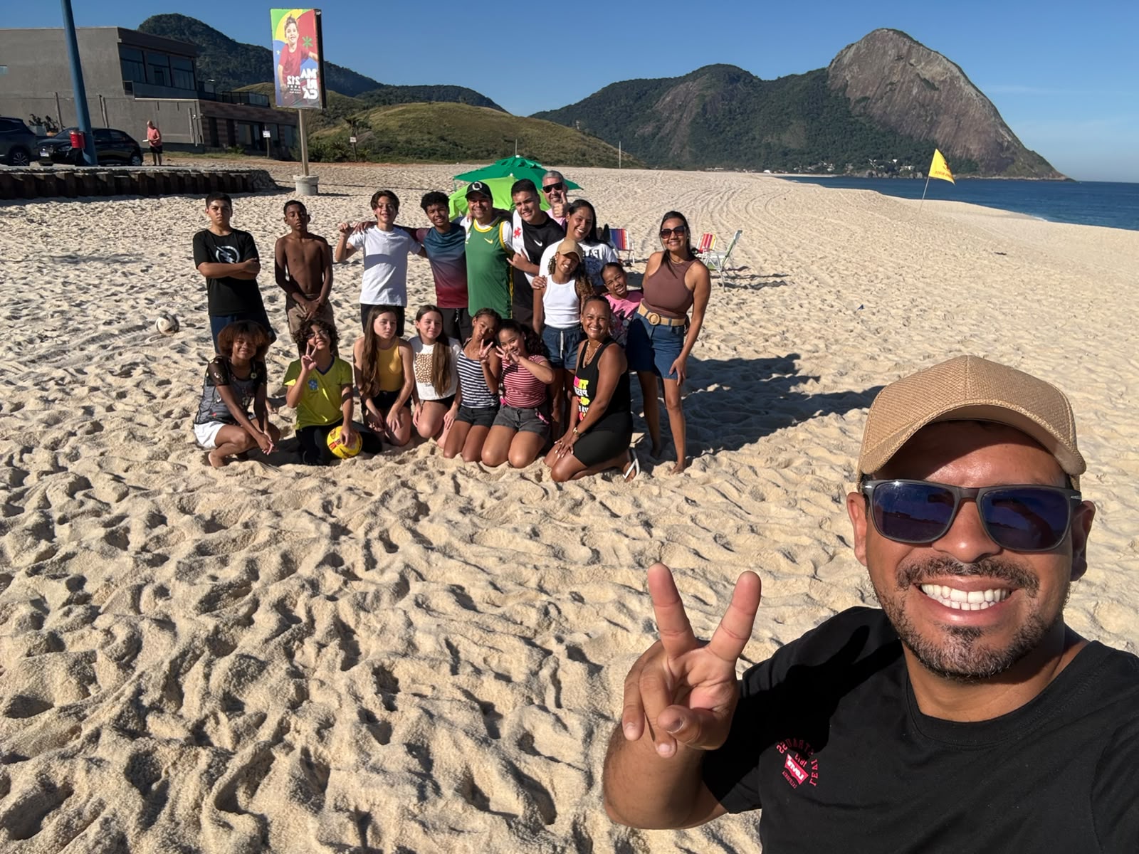 Confraternização dos jovens na praia