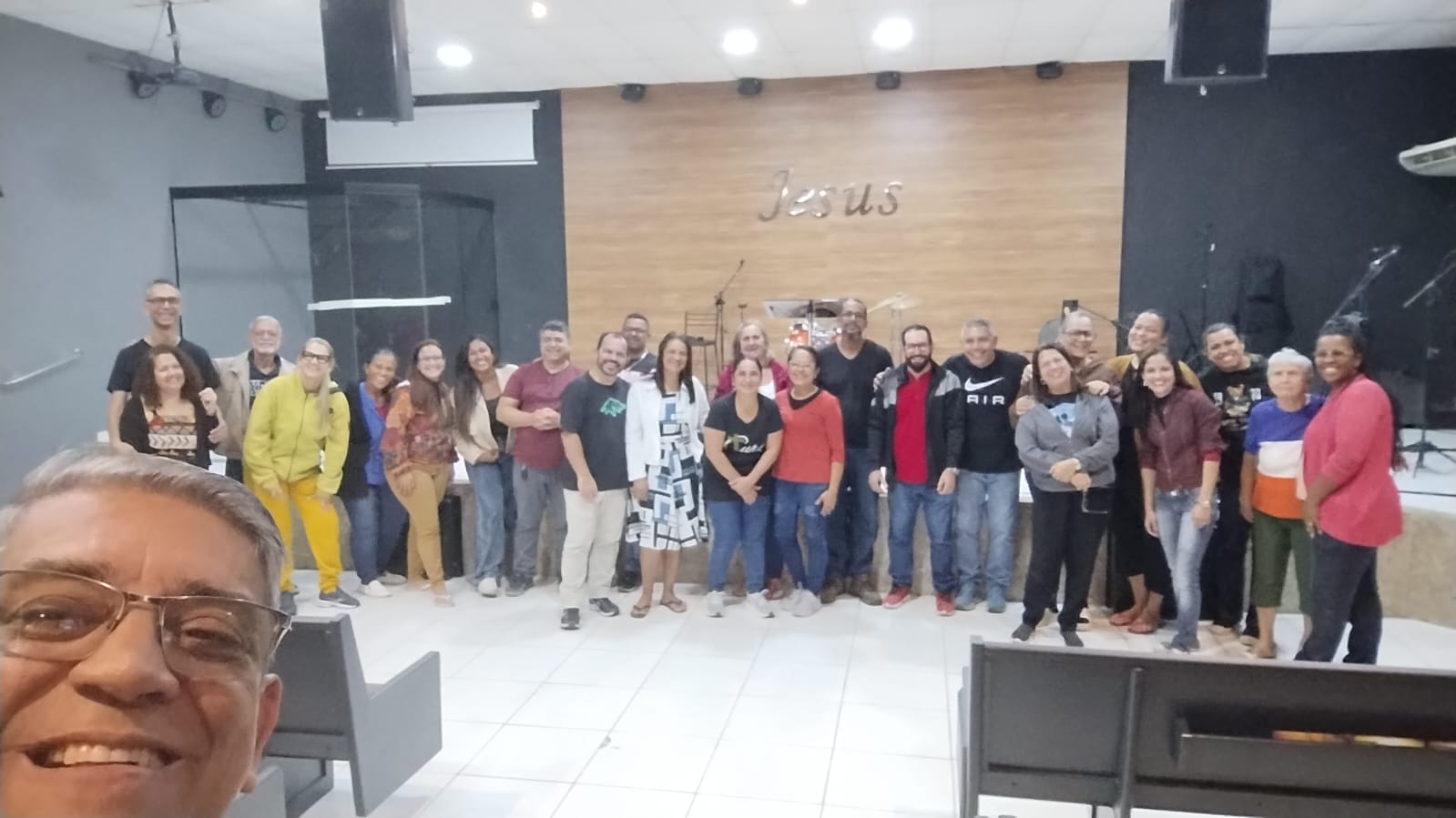 Liderança e membros reunidos no templo