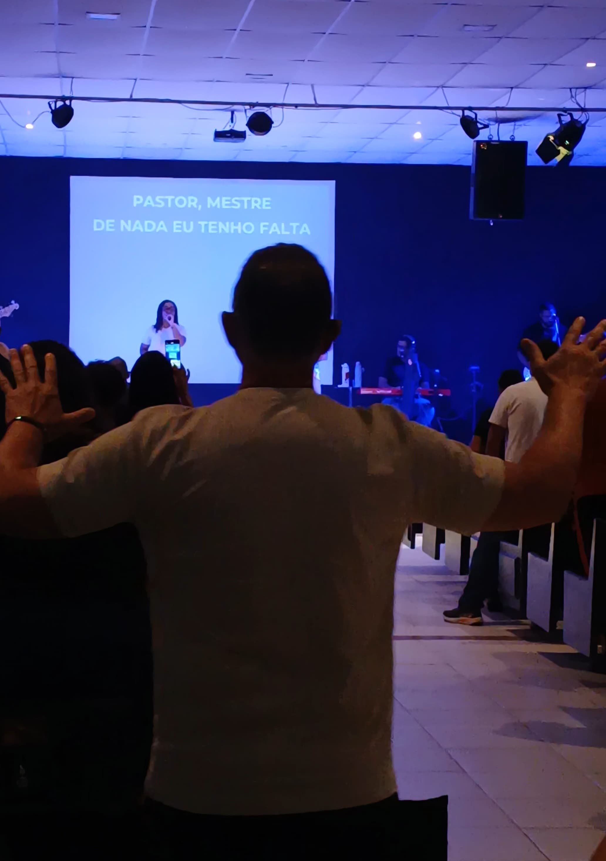 Momento de louvor e adoração durante um culto da CEI Itaipuaçu